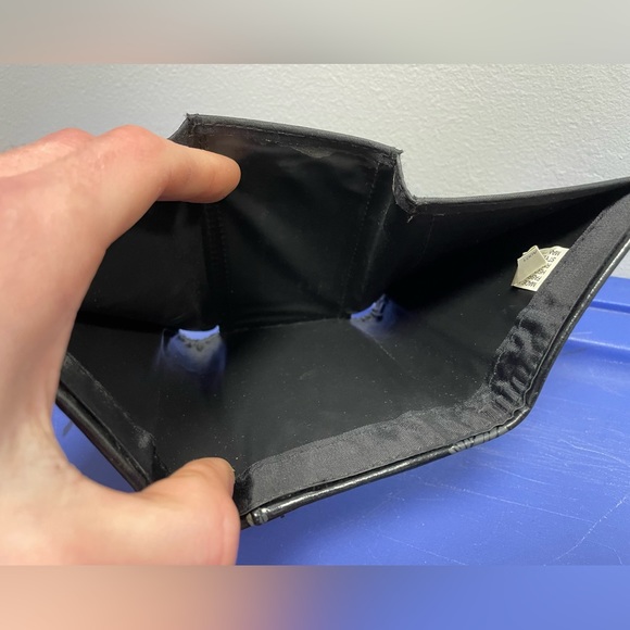 Vintage 90s Butterfly Embossed Faux Leather Trifold Wallet with Card & Cash Slot - Picture 7 of 8